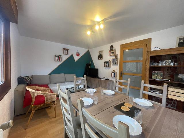 Renovated apartment in village center with balcony and skibus access FR-1-624-145 - Samoëns