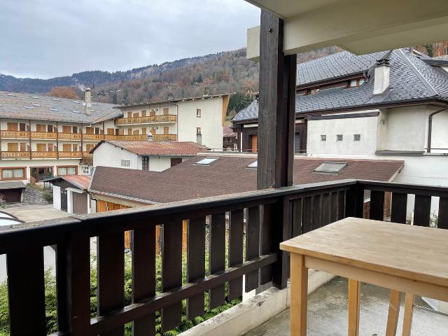 Renovated apartment in village center with balcony and skibus access FR-1-624-145 - Samoëns