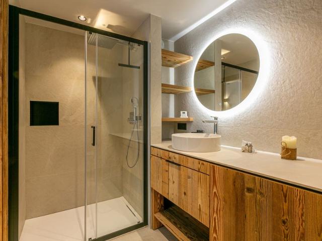 Ski-in/Ski-out Apartment with WiFi, Garage, and Balcony in Val-d'Isère FR-1-694-347 - Val d'Isère Le Châtelard