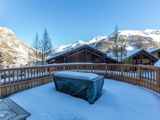 Luxury Apartment with Stunning Terrace in Chalet Emeraude, Val-d'Isère FR-1-694-206 - Val d'Isère Centre
