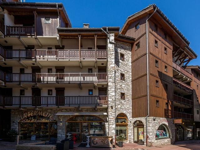 Superb Ski-In/Ski-Out Apartment with Covered Parking and WiFi in Val-d'Isère FR-1-694-317 - Val d'Isère Centre