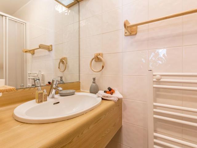 Cozy Apartment with Parking, WiFi & Balcony Near Ski Lifts FR-1-694-233 - Val d'Isère Centre