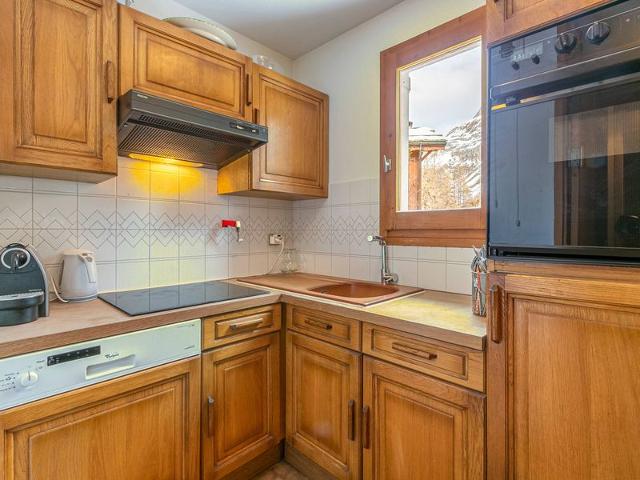 Cozy Apartment with Parking, WiFi & Balcony Near Ski Lifts FR-1-694-233 - Val d'Isère Centre