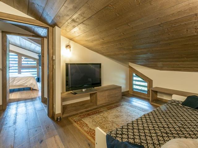 Elegant Duplex Apartment with Great Light, WiFi, and Parking in Val-d'Isère FR-1-694-22 - Val d'Isère Centre