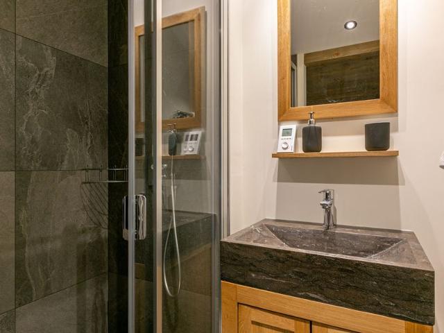 Elegant Duplex Apartment with Great Light, WiFi, and Parking in Val-d'Isère FR-1-694-22 - Val d'Isère Centre