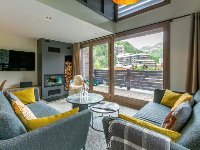 Elegant Duplex Apartment with Great Light, WiFi, and Parking in Val-d'Isère FR-1-694-22 - Val d'Isère Centre