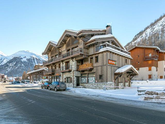 Elegant Duplex Apartment with Great Light, WiFi, and Parking in Val-d'Isère FR-1-694-22 - Val d'Isère Centre