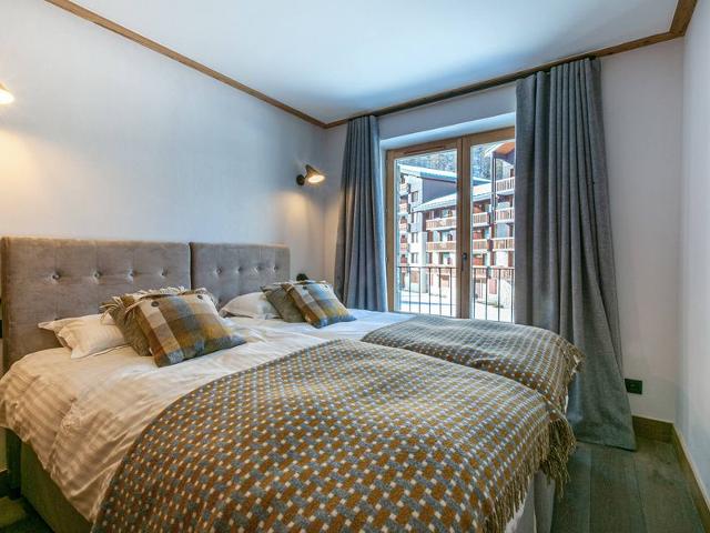 Luxurious 3BR Apartment with Fireplace, Balcony & Mountain Views in Val-d'Isère FR-1-694-65 - Val d'Isère Centre