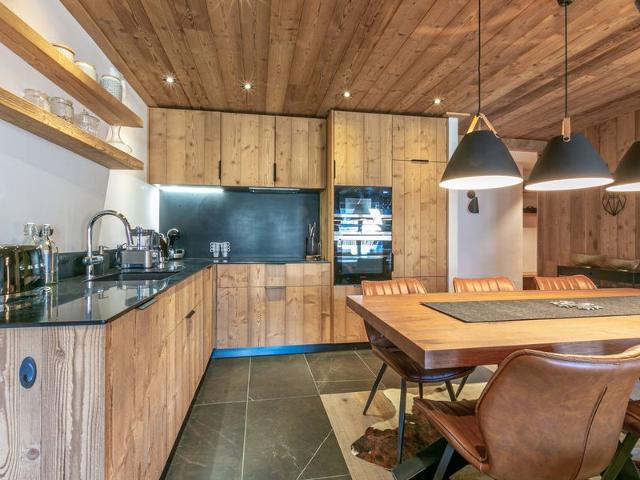 Luxurious 3BR Apartment with Fireplace, Balcony & Mountain Views in Val-d'Isère FR-1-694-65 - Val d'Isère Centre