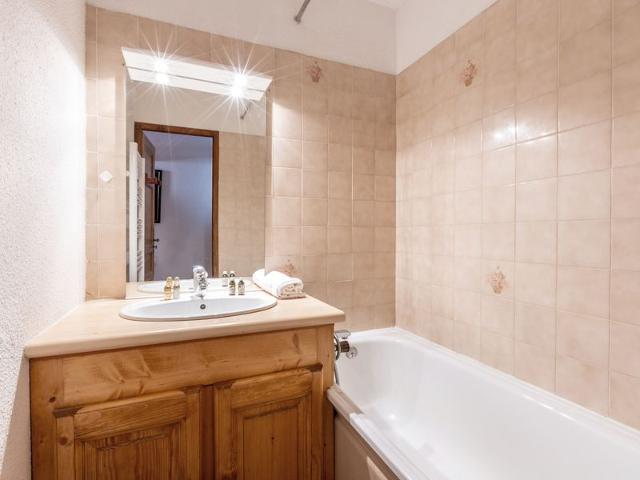 Cozy and Well-Equipped Apartment with Garage and Wi-Fi in a Quiet Area FR-1-694-154 - Val d'Isère Centre