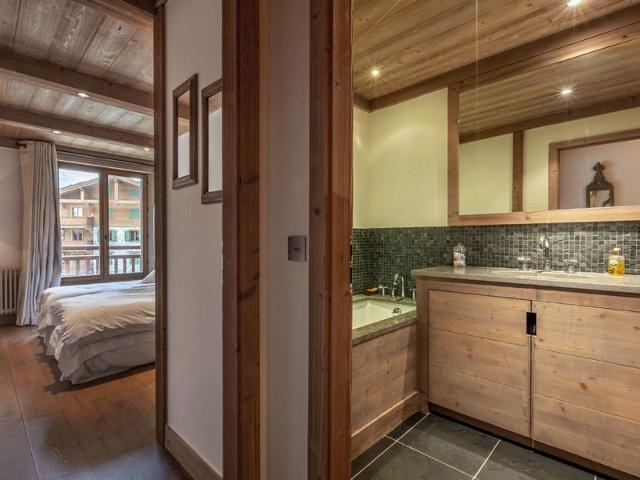 Luxurious 4-Room Apartment with Balcony in Prime Location, Near Slopes and Amenities FR-1-694-167 - Val d'Isère Centre
