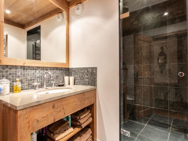 Luxurious 4-Room Apartment with Balcony in Prime Location, Near Slopes and Amenities FR-1-694-167 - Val d'Isère Centre