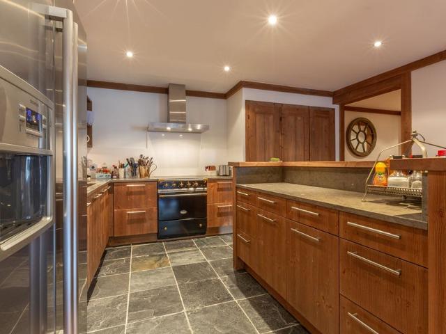 Luxurious 4-Room Apartment with Balcony in Prime Location, Near Slopes and Amenities FR-1-694-167 - Val d'Isère Centre