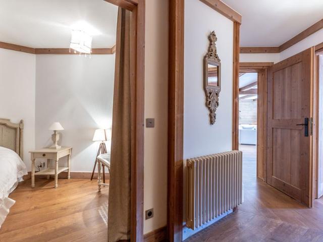 Luxurious 4-Room Apartment with Balcony in Prime Location, Near Slopes and Amenities FR-1-694-167 - Val d'Isère Centre