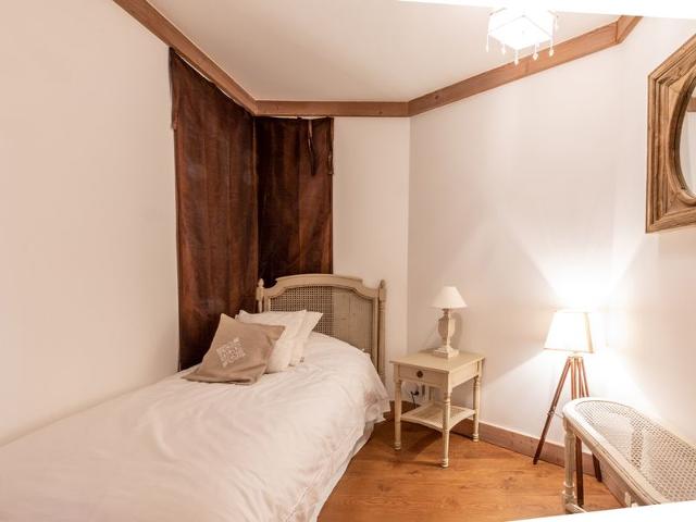 Luxurious 4-Room Apartment with Balcony in Prime Location, Near Slopes and Amenities FR-1-694-167 - Val d'Isère Centre