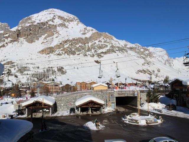 **Cozy Ski-In/Ski-Out Apartment Near Children's Village, Sleeps 5** FR-1-694-254 - Val d'Isère Centre