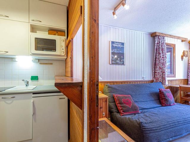 **Cozy Ski-In/Ski-Out Apartment Near Children's Village, Sleeps 5** FR-1-694-254 - Val d'Isère Centre