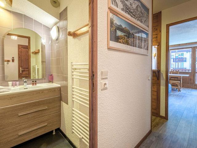 **Cozy Ski-In/Ski-Out Apartment Near Children's Village, Sleeps 5** FR-1-694-254 - Val d'Isère Centre