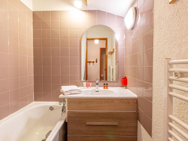 **Cozy Ski-In/Ski-Out Apartment Near Children's Village, Sleeps 5** FR-1-694-254 - Val d'Isère Centre