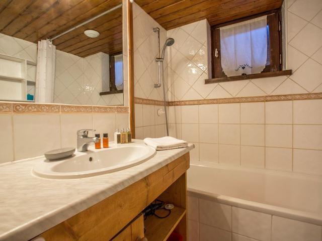 Charming Apartment with South-Facing Balcony in Heart of Resort, Near Ski Slopes FR-1-694-282 - Val d'Isère Centre