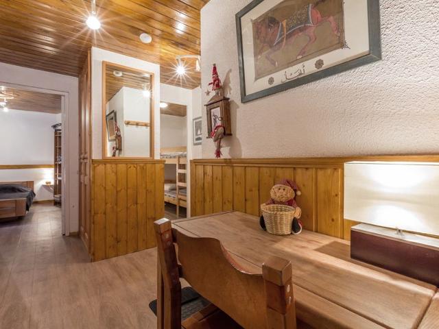 Charming Apartment with South-Facing Balcony in Heart of Resort, Near Ski Slopes FR-1-694-282 - Val d'Isère Centre