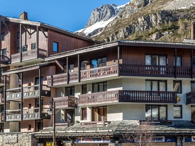 Charming Apartment with South-Facing Balcony in Heart of Resort, Near Ski Slopes FR-1-694-282 - Val d'Isère Centre