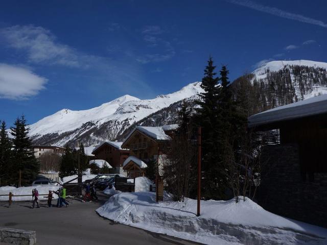Functional Apartment with Covered Parking, Steps from Slopes and Town Center FR-1-694-284 - Val d'Isère Centre