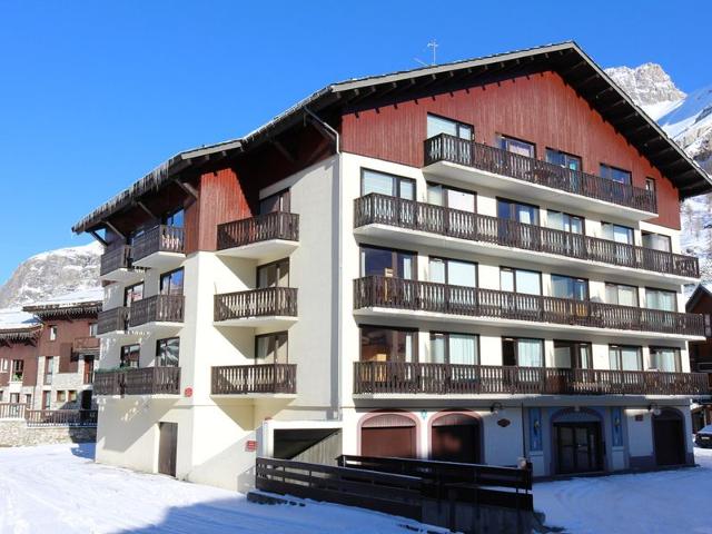 Cozy Apartment in Val-d'Isère: WiFi, Covered Parking, Near Pistes, Pet-Friendly FR-1-694-172 - Val d'Isère Centre