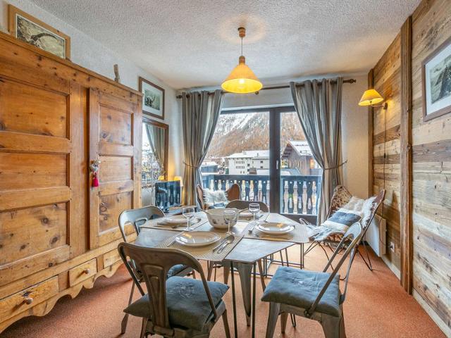 Cozy Apartment in Val-d'Isère: WiFi, Covered Parking, Near Pistes, Pet-Friendly FR-1-694-172 - Val d'Isère Centre