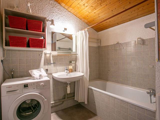 Cozy Apartment in Val-d'Isère: WiFi, Covered Parking, Near Pistes, Pet-Friendly FR-1-694-172 - Val d'Isère Centre