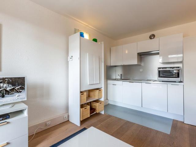 Modern Studio with Balcony, Ski-In/Ski-Out, and Free WiFi in Val-d'Isère FR-1-694-231 - Val d'Isère Centre