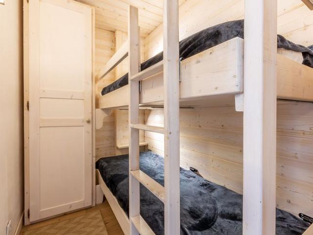 Modern Studio with Balcony, Ski-In/Ski-Out, and Free WiFi in Val-d'Isère FR-1-694-231 - Val d'Isère Centre