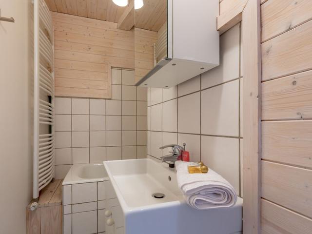 Modern Studio with Balcony, Ski-In/Ski-Out, and Free WiFi in Val-d'Isère FR-1-694-231 - Val d'Isère Centre