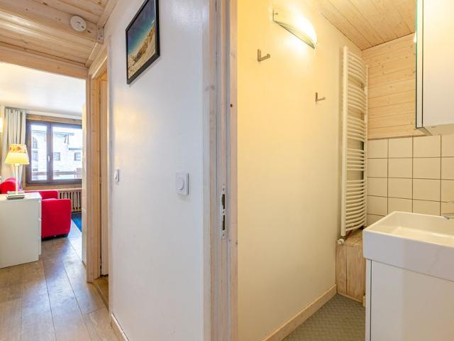 Modern Studio with Balcony, Ski-In/Ski-Out, and Free WiFi in Val-d'Isère FR-1-694-231 - Val d'Isère Centre