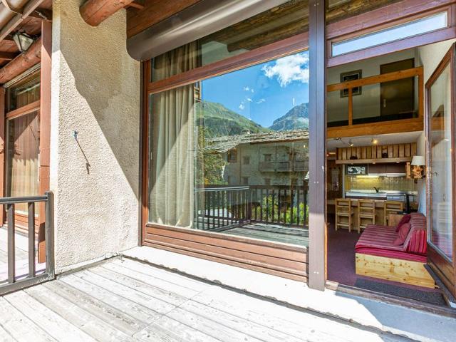 Rustic Duplex Apartment with Large South-Facing Terrace Near Val-d'Isère Village FR-1-694-310 - Val d'Isère Centre