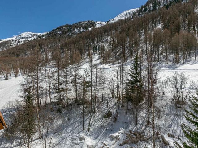 Elegant, Spacious South-Facing Apartment with Balcony, Near Ski Slopes FR-1-694-311 - Val d'Isère Le Laisinant