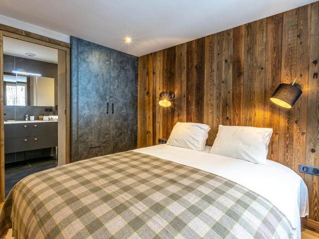 Elegant, Spacious South-Facing Apartment with Balcony, Near Ski Slopes FR-1-694-311 - Val d'Isère Le Laisinant