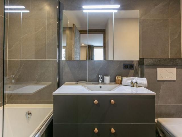 Elegant, Spacious South-Facing Apartment with Balcony, Near Ski Slopes FR-1-694-311 - Val d'Isère Le Laisinant