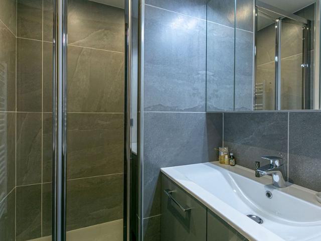 Elegant, Spacious South-Facing Apartment with Balcony, Near Ski Slopes FR-1-694-311 - Val d'Isère Le Laisinant