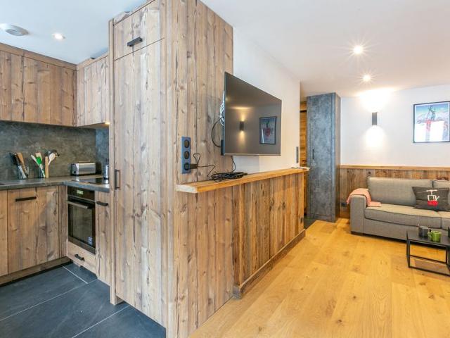 Elegant, Spacious South-Facing Apartment with Balcony, Near Ski Slopes FR-1-694-311 - Val d'Isère Le Laisinant