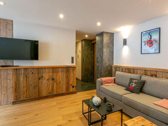 Elegant, Spacious South-Facing Apartment with Balcony, Near Ski Slopes FR-1-694-311 - Val d'Isère Le Laisinant