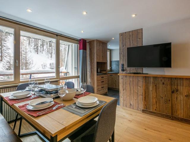 Elegant, Spacious South-Facing Apartment with Balcony, Near Ski Slopes FR-1-694-311 - Val d'Isère Le Laisinant