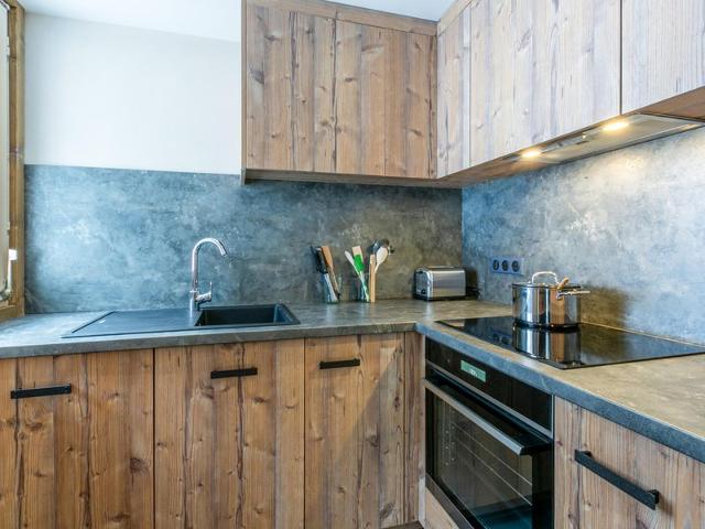 Elegant, Spacious South-Facing Apartment with Balcony, Near Ski Slopes FR-1-694-311 - Val d'Isère Le Laisinant