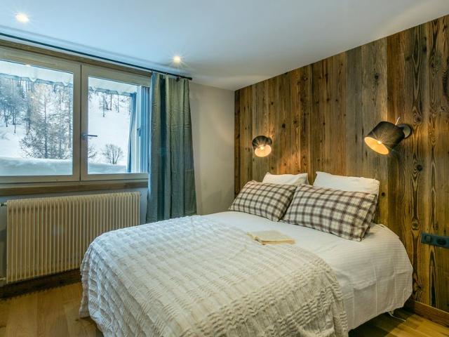 Elegant, Spacious South-Facing Apartment with Balcony, Near Ski Slopes FR-1-694-311 - Val d'Isère Le Laisinant