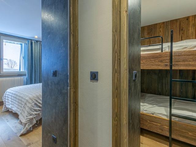 Elegant, Spacious South-Facing Apartment with Balcony, Near Ski Slopes FR-1-694-311 - Val d'Isère Le Laisinant