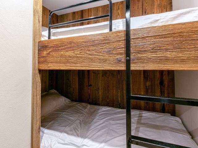Elegant, Spacious South-Facing Apartment with Balcony, Near Ski Slopes FR-1-694-311 - Val d'Isère Le Laisinant