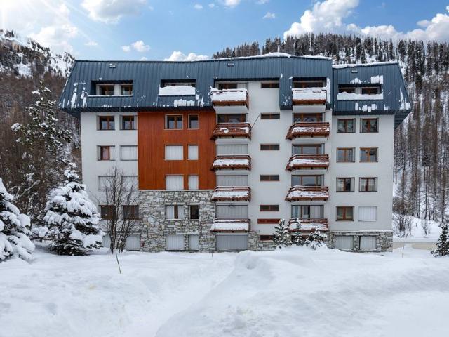 Elegant, Spacious South-Facing Apartment with Balcony, Near Ski Slopes FR-1-694-311 - Val d'Isère Le Laisinant