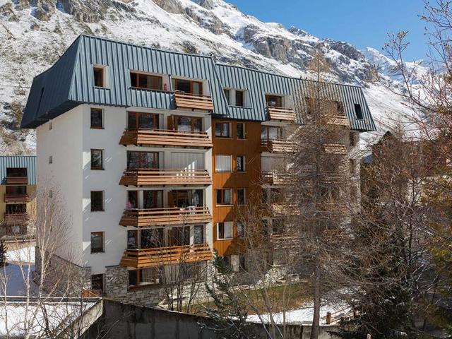 Elegant, Spacious South-Facing Apartment with Balcony, Near Ski Slopes FR-1-694-311 - Val d'Isère Le Laisinant