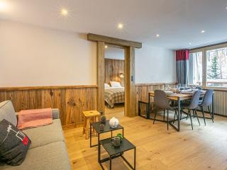 Elegant, Spacious South-Facing Apartment with Balcony, Near Ski Slopes FR-1-694-311 - Val d'Isère Le Laisinant