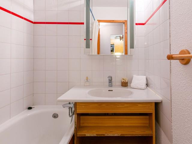 Classic and Clean Apartment at the Foot of the Slopes, Near Kids’ Village FR-1-694-66 - Val d'Isère Centre